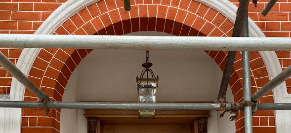 picture of a brick arch after tuckpointing restoration