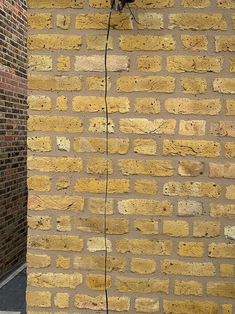 picture of a brick wall after brick cleaning and pointing restoratio in balham london